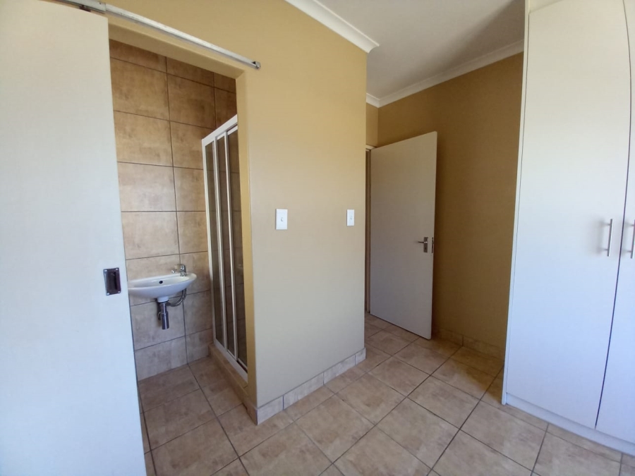 To Let 2 Bedroom Property for Rent in Uitzicht Western Cape